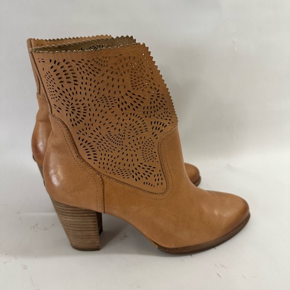 UGG booties size 9.5 - Picture 4 of 15